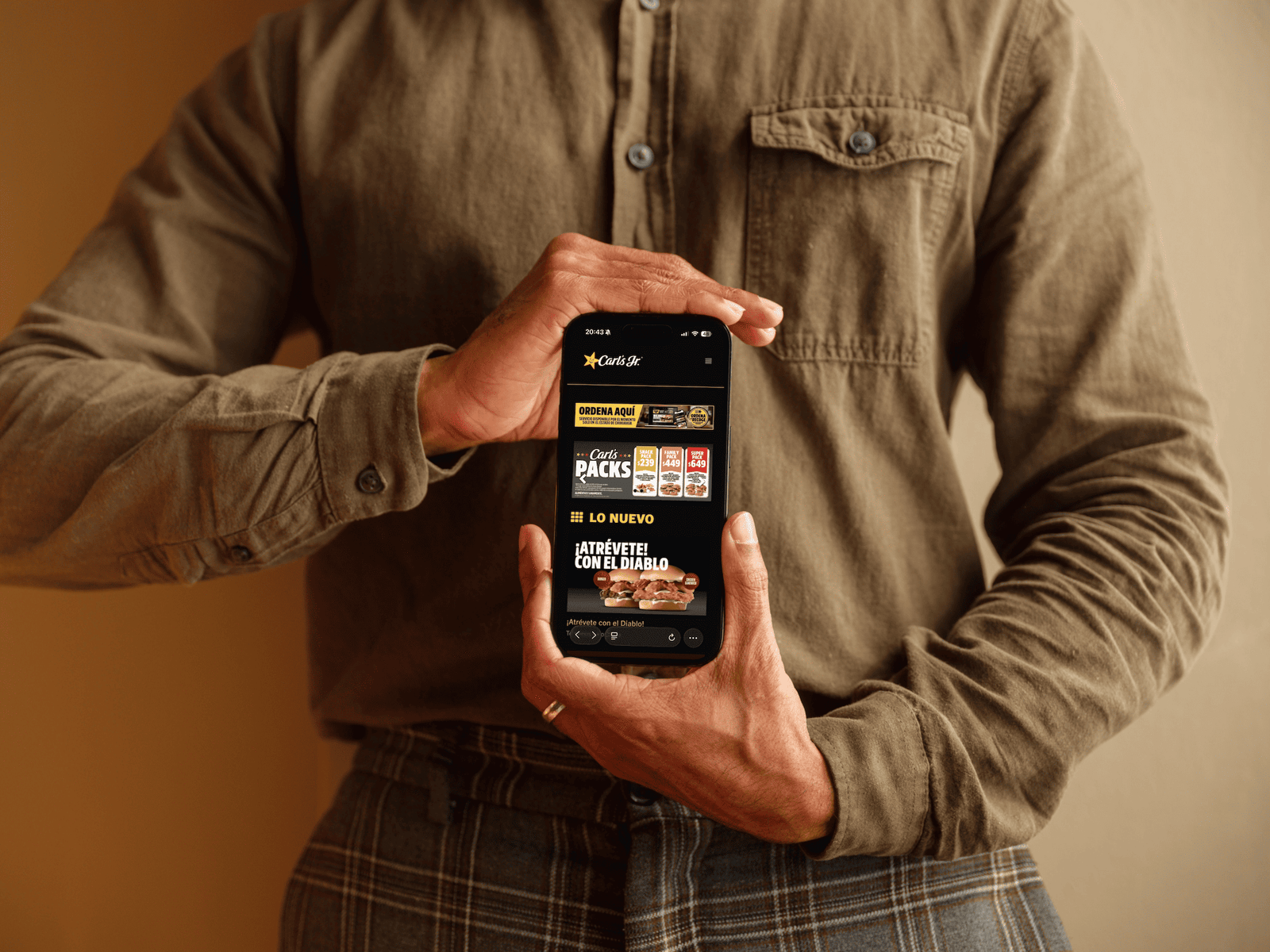 Movil con interfaz de la web de CarlsJr