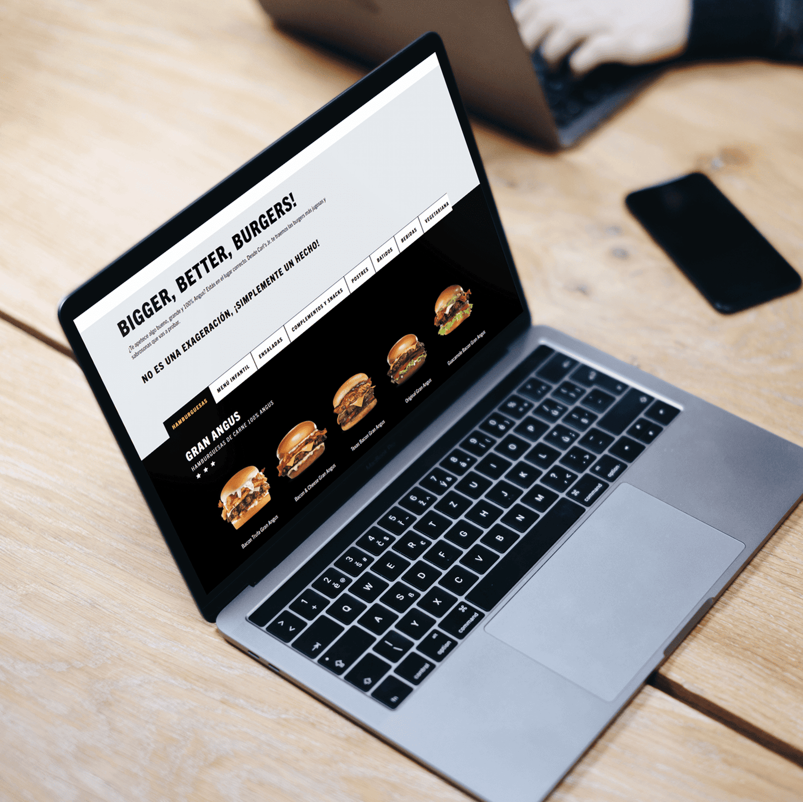 Ordenador encima de la mesa con la web de Carlsjr